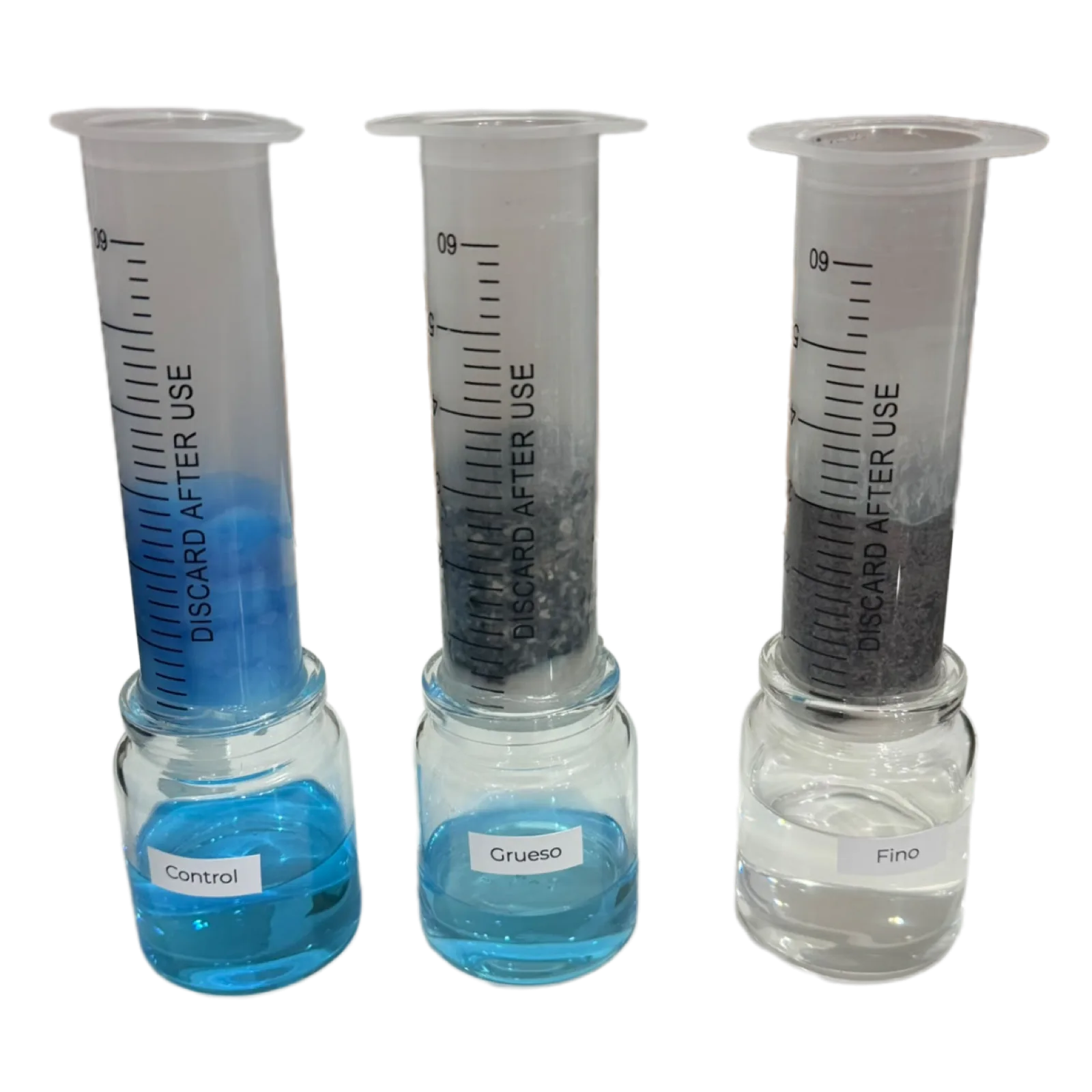 Tres probetas con agua filtrada: control, grueso y fino